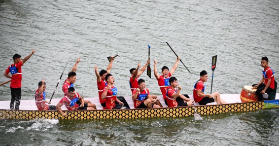   4月24日，中国队在夺得男子组12人龙舟100米直道赛冠军后庆祝。新华社记者 杨冠宇 摄